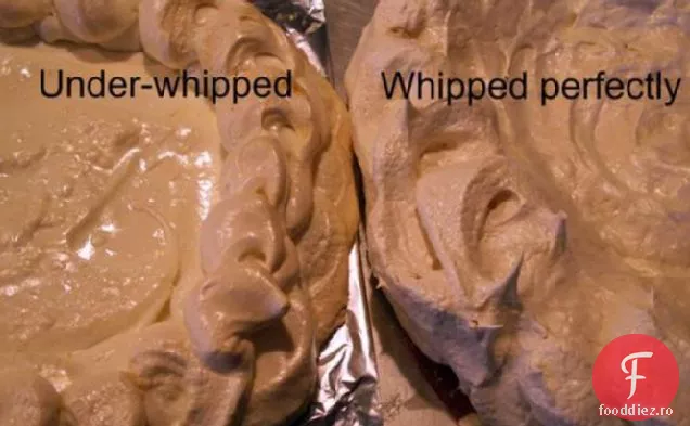 Mousse de ciocolată cu conținut scăzut de grăsimi într-o coajă de bezea (Pavlova)