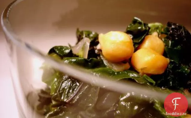 Verdeață De Iarnă Înăbușită Cu Năut, Ceapă Și Usturoi