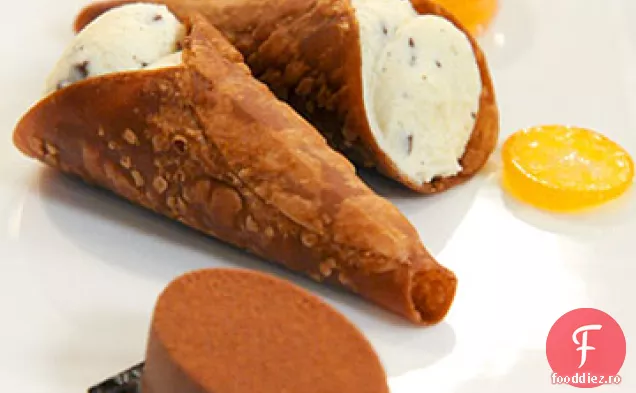 Cannoli De Ciocolată Umplute Cu Ricotta