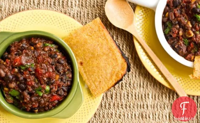 Chili afumat la grătar de Anul Nou cu pâine de porumb plată și crocantă