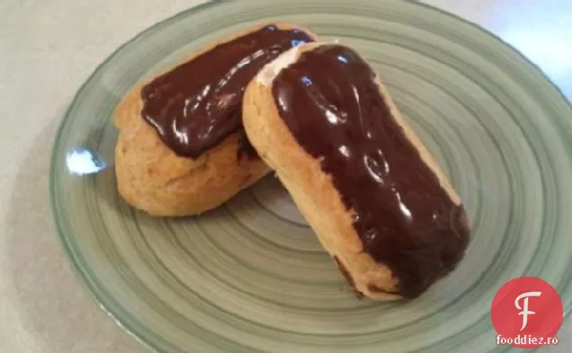 Pufuri de cremă sau eclere cu cremă de patiserie cu vanilie