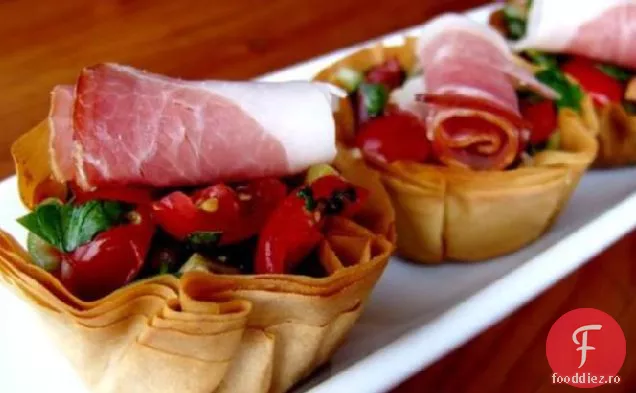 Cupe ușoare de Phyllo cu salată și șuncă (lateral sau gustare)