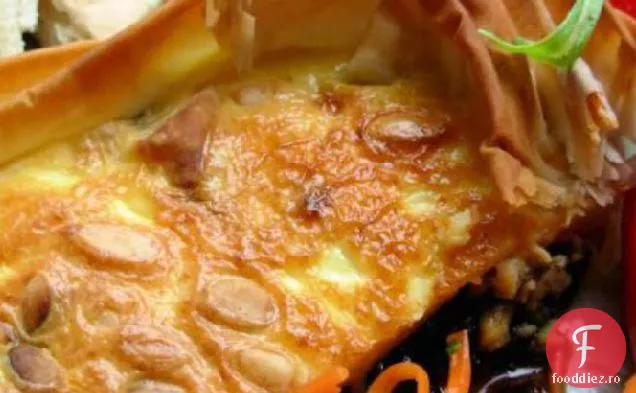 Tartă Caramelizată Cu Ceapă Roșie Și Nuci De Pin