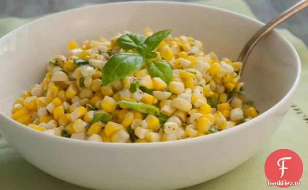 Salată Proaspătă De Porumb Cu Scallions Și Busuioc