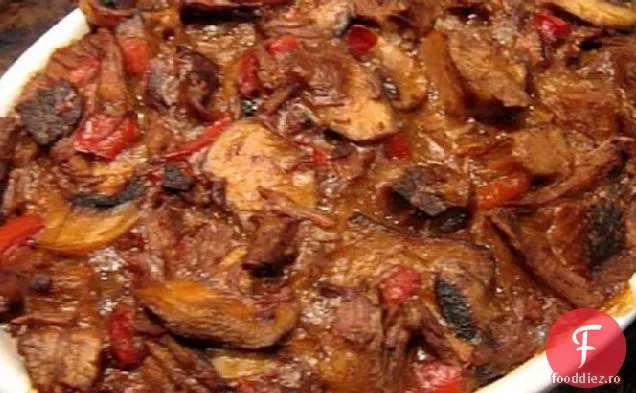 O Farfurie De Carne De Vită Și Ciuperci