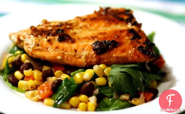 Salată De Porumb Cu Somon Glazurat Cu Miere Și Fasole Neagră
