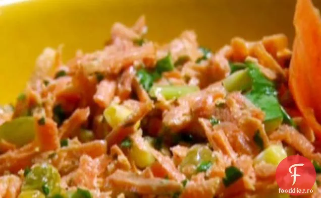Salată de porumb și morcovi cu stafide aurii