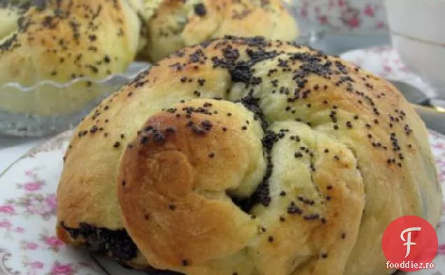Mohnkranzerl Aus Hefeteig (Rulouri De Semințe De Mac)