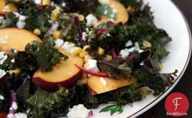Salată De Kale, Piersici, Porumb Și Feta