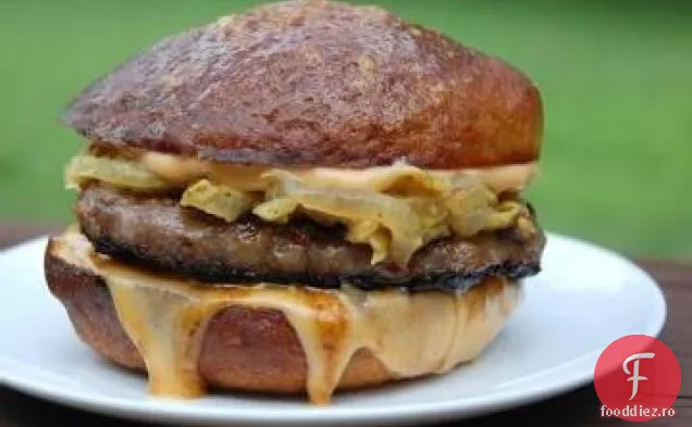 Brânză Cheddar, Covrig, Bere Și Hamburgeri De Vită