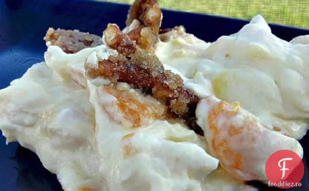 Salata de fructe Lisa cu topping de covrig caramelizat