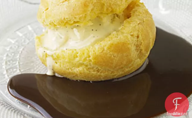 Profiterole cu sos de ciocolată și înghețată