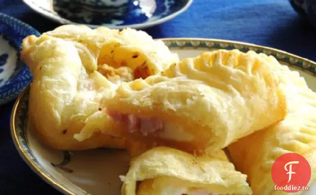 Mușcături De Puf De Șuncă Și Parmezan