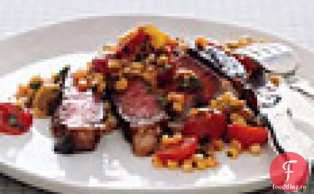 Friptură cu ochi de coastă cu salată caldă de porumb de roșii