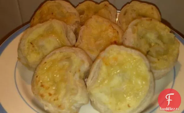 Pinwheels de patiserie engleză cu brânză și ceapă