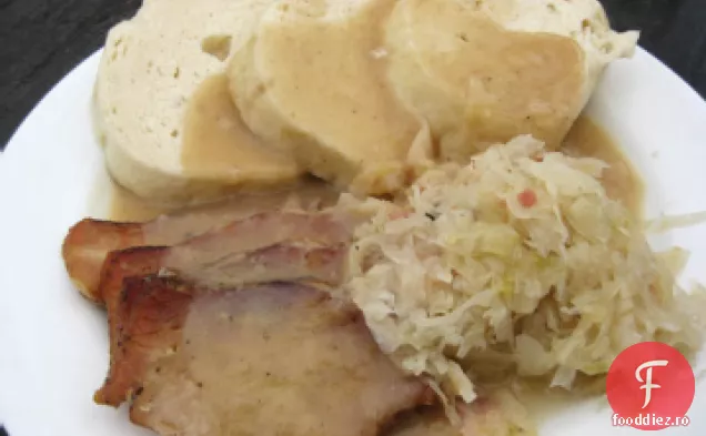 Varză acră, găluște, cu porci Knuckles, carne de porc sau Hot Dog