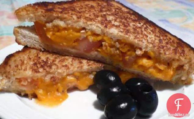 Welsh Rabbit (Rarebit ) și sandwich-uri de roșii
