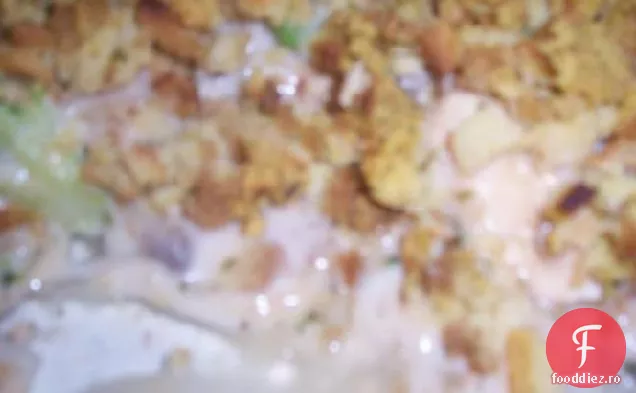 Aragaz Top-Un Fel De Mâncare De Pui Se Coace Cu Legume.