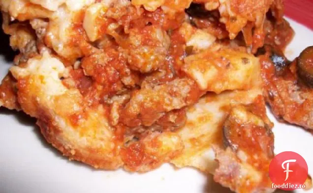 Pizza cu cârnați și ciuperci cu capul în jos
