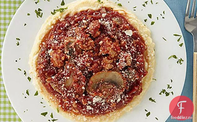 Mămăligă cu sos rapid de ciuperci și carne