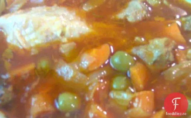 Curcan cu carne închisă la fiert peste tăiței cu ouă