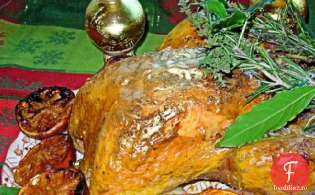 Curcan prăjit cu șofran aurit și unt cu ghirlandă de ierburi