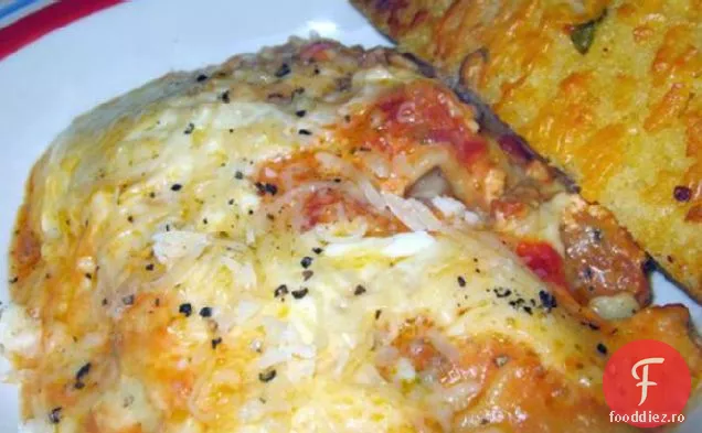 Lasagna brânză cu aragaz lent cu cârnați și carne de vită