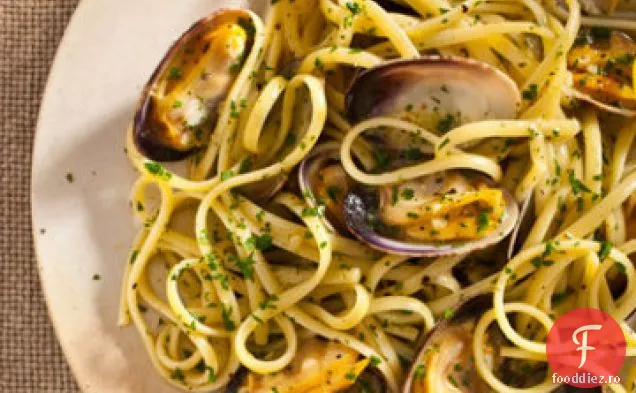 Linguine cu sos de scoici