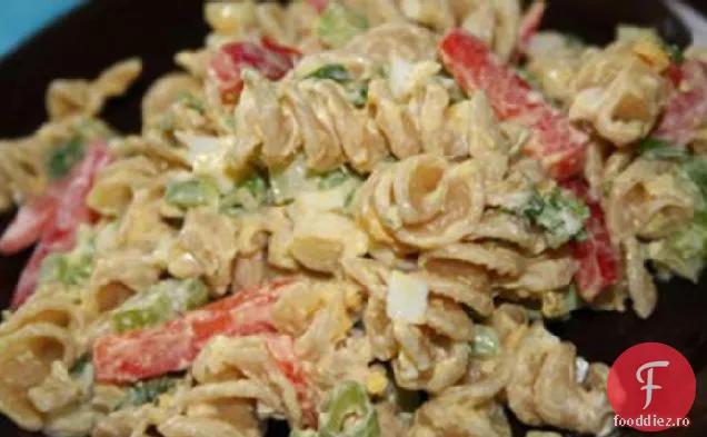 Salată de paste și ouă