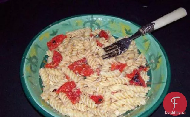 Rigatoni cu ardei roșu, migdale și pesmet