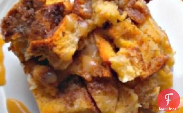 Budincă de pâine cu sos de rom condimentat