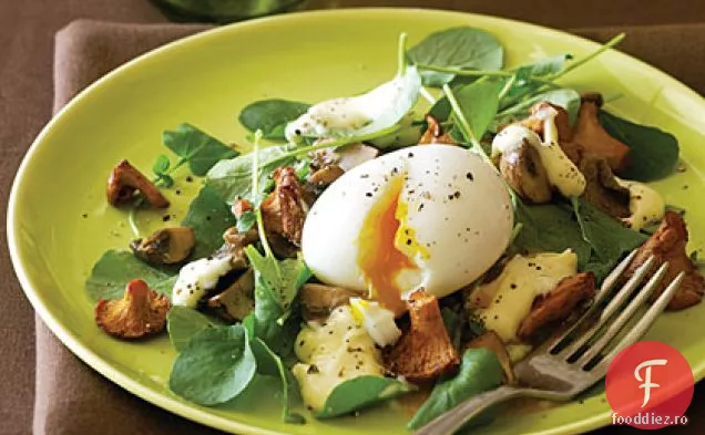 Salată de ciuperci și ouă fierte moale cu Hollandaise