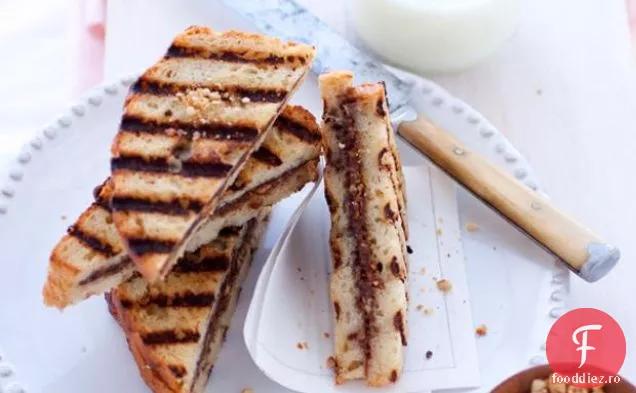 Brioșă Prăjită, Ou Pocat, Năsturel Și Salată De Mere