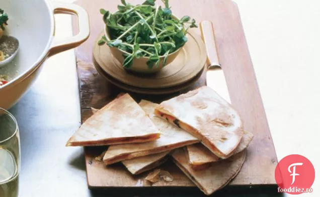 Quesadillas De Ceapă La Grătar Și Gouda Afumată Cu Mini Salată De Lăstari De Mazăre
