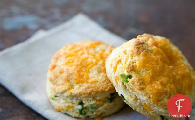 Biscuiti cu Cheddar si jalape