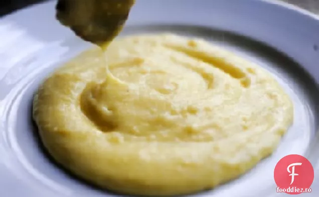 Mămăligă cremoasă cu brânză de capră