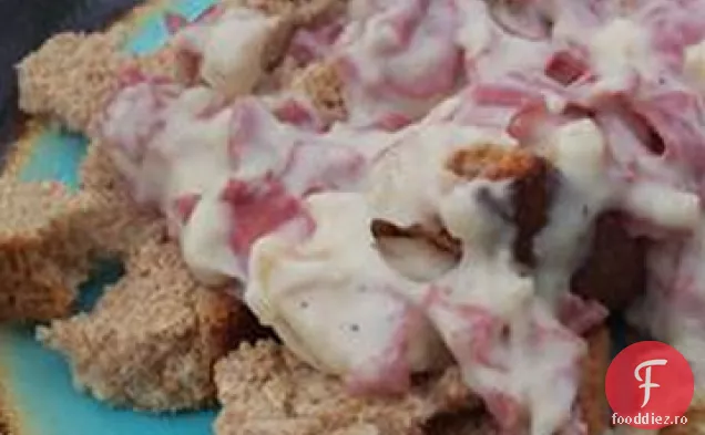 Mama e ușor cremă de carne de vită ciobit pe pâine prăjită