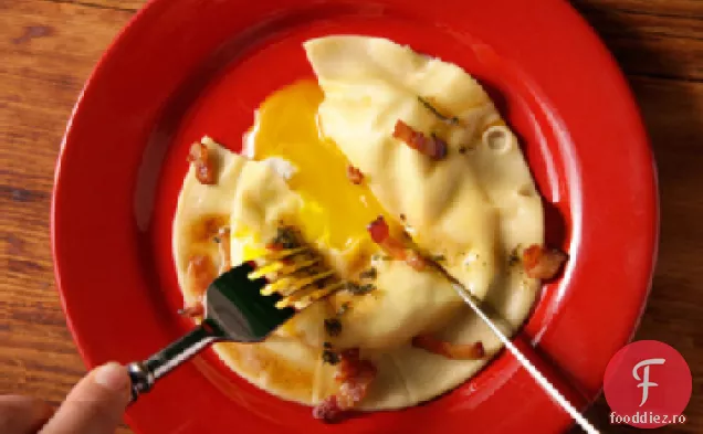 Ravioli cu gălbenuș de ou (uova Da Raviolo) cu sos de slănină-salvie