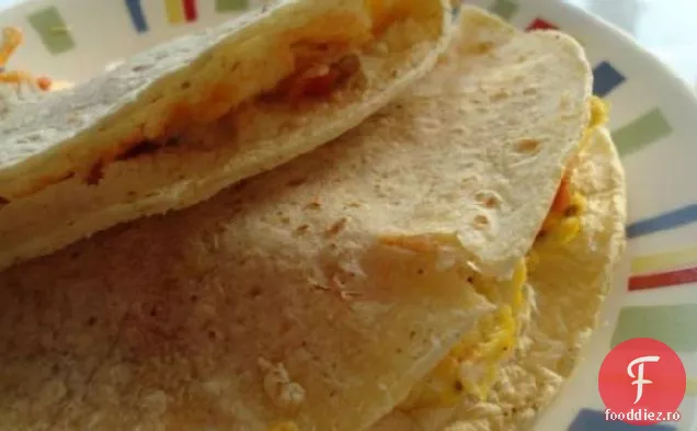Quesadillas cu slănină, ouă și brânză