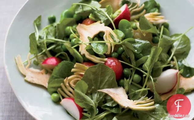 Salată crocantă de legume cu mazăre și ridichi saut