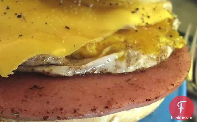 Sandwich cu ou prăjit și Bologna