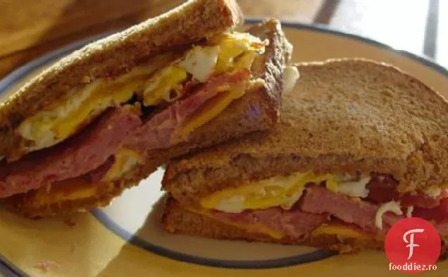 Sandwich Cu Ou Prăjit Și Brânză