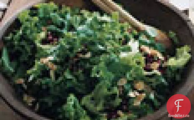 Salată verde cu frunze, rodie și salată de migdale