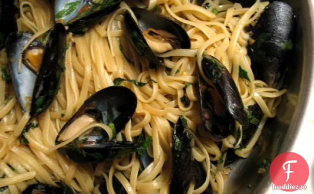 Linguine Cu Midii Și Verdeață De Păpădie