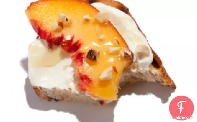 Bruschetta Mascarpone de piersici și alune