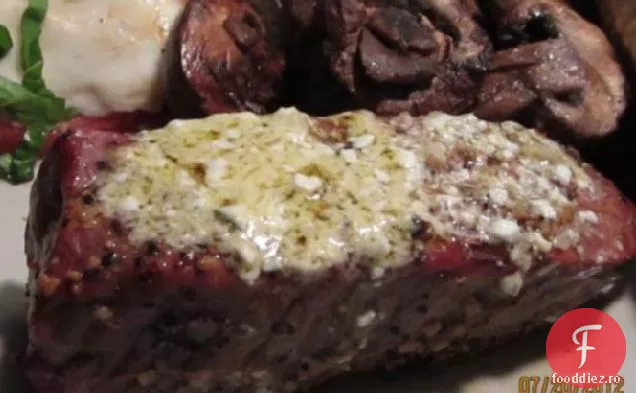 Friptură Savuroasă La Grătar Cu Unt De Usturoi Cu Brânză Bleu