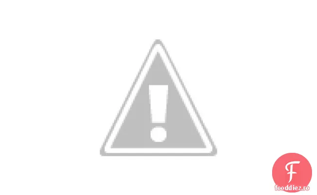 Verdeață de păpădie cu pansament fierbinte cu ulei de măsline