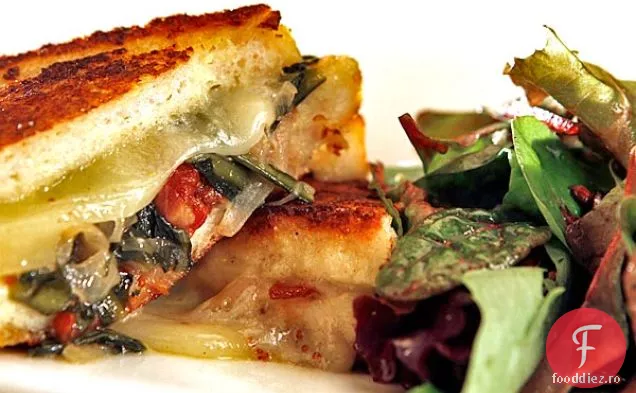 Pâine Prăjită Franceză Umplută Cu Slănină, Verdeață De Păpădie Și Gruyulincormorre