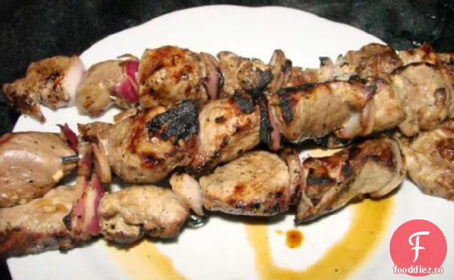 Carne de porc marinată și kebab de ceapă roșie