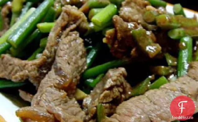 Carne De Vită & Usturoi Scapes Se Amestecă Fry
